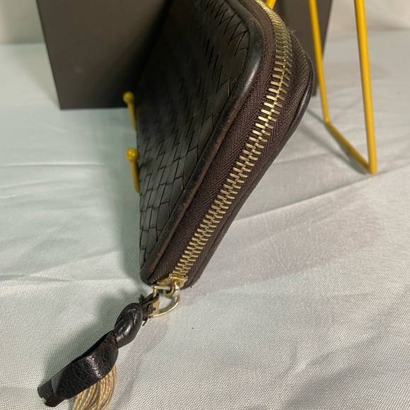 Bottega Veneta Unisex Brown Leather Zip-Around Wallet - Picture 3 of 8